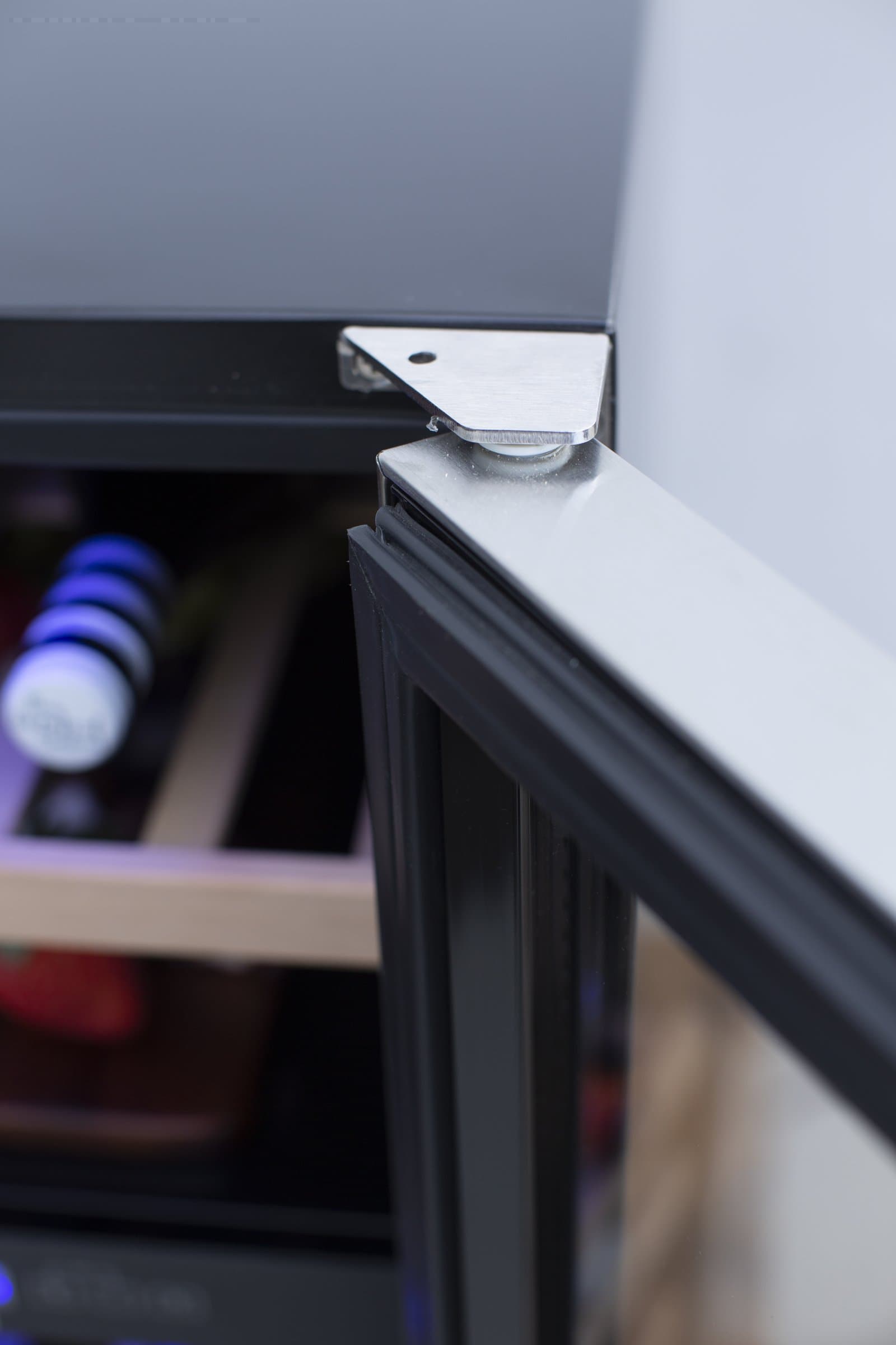 24" Outdoor Rated Dual Zone Wine Cooler (2.9c)